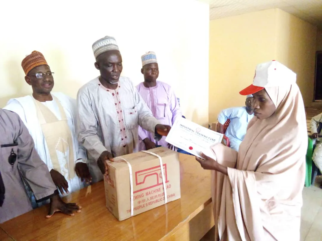 Presentation of equipment to a beneficiary